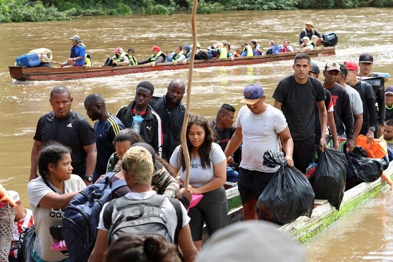 パナマのダリエン県、ラハス・ブランカスにある移民ステーションに到着した人々（2024年6月28日）　Reuters/Aris Martinez