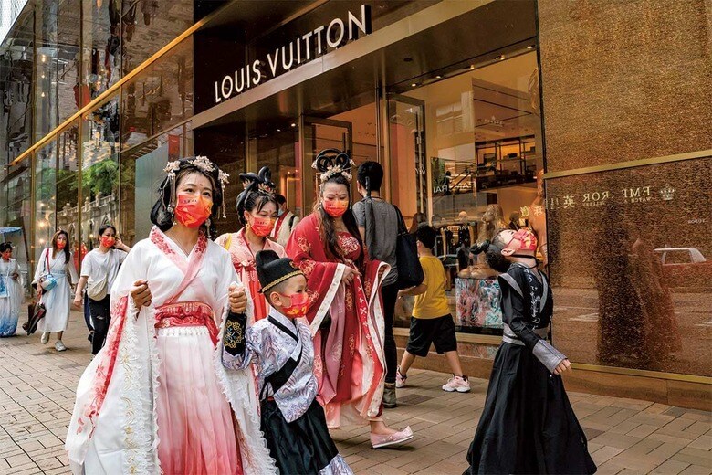 国慶節の10月1日に漢服姿で国外有名ブランドの店の前を歩く若い世代（香港）　ANTHONY KWAN/GETTY IMAGES