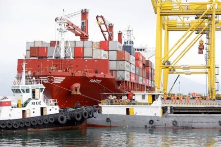 　５月２９日、ベトナム統計総局（ＧＳＯ）は公表した報告書で、５月の輸出が前年比１５．８％増の３２８億１０００万ドルになるとの見通しを示した。写真はベトナムのダナンにある港で２０２０年３月撮影（２０２４　ロイター／Kham）