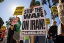 アメリカとイスラエルによるイラン攻撃への抗議デモ（3月7日、ロサンゼルス）　Ringo Chiu-Shutterstock