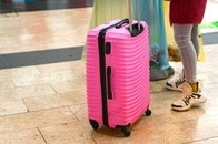 「最悪だ...」空港で「母親の下着」まで丸出しに、皆に見られた女性の「恥ずかしすぎる」瞬間にSNS爆笑