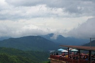 「これは最恐...」ベトナム人気観光地で展望台の一部が陥没、穴から女性が「抜け落ちる」戦慄シーンが話題に