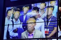 顔を隠しても歩き方でばれる、中国の新しい監視ツールとは