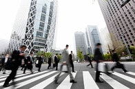 未婚男性の「不幸」感が突出して高い日本社会