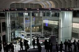 日経平均は続伸、米・イラン協議進展に思惑　日銀利上げ観測後退も支え