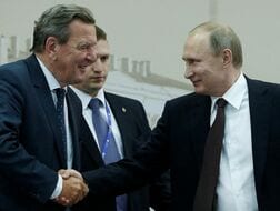 プーチン氏、シュレーダー元独首相を自宅に招待　誕生日共に祝う