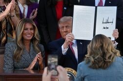 トランプ氏、女性の健康に関する大統領令署名　ＮＩＨに新部門創設へ
