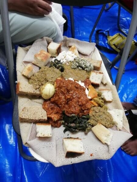 集会後にふるまわれるインジェラ