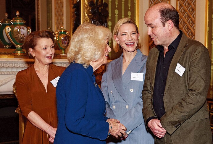 談笑するカミラ王妃とケイト・ブランシェット