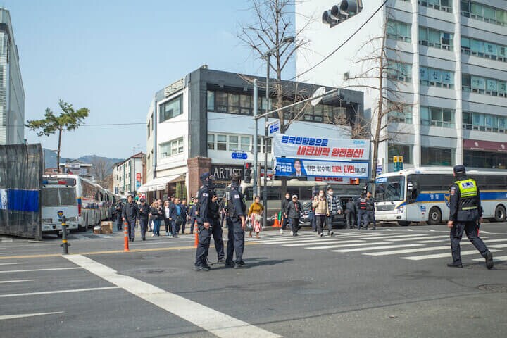 弾劾宣告から約2時間半後の憲法裁判所付近のようす