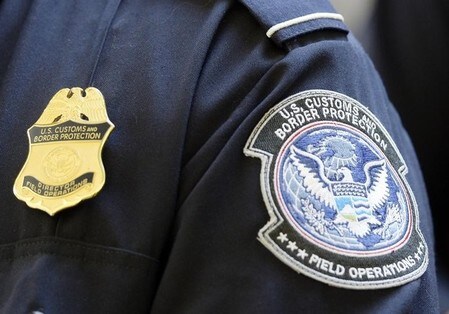 　５月３１日、トランプ米政権は、外国人への入国査証（ビザ）発給に向けた審査に関し、過去５年間に使っていたソーシャルメディアでのハンドルネームなどの届け出を追加し、審査を厳格化する。写真は国境警備局のパッチ。ロサンゼルス国際空港で２０１４年２月撮影（２０１７年　ロイター/Kevork Djansezian）