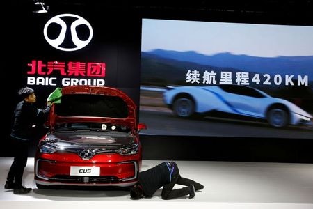 　独ダイムラーの中国の主要合弁事業パートナー、北京汽車集団（ＢＡＩＣ）がダイムラー保有株を約１０％に倍増させる計画を進め、浙江吉利控股集団から筆頭株主の座の奪取を目指している。写真は北京で開催された自動車展示会に出展したＢＡＩＣの車両。２０１８年１０月１８日撮影（２０１９年　ロイター/Thomas Peter）