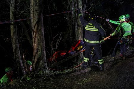 イタリア南部ナポリ近郊で１７日、ロープウエーのゴンドラが落下し、４人が死亡、１人が重傷を負った。落下現場付近で１７日撮影（２０２５年　ロイター）