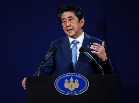 　５月３１日、安倍晋三首相は３１日、都内で講演し、待機児童解消に向けた新たな計画を明らかにした。２０１７年度末としていた待機児童の解消目標の達成時期は先送りし、首相は「今度こそ待機児童問題に終止符を打つ」と強調した。写真は安倍首相、ロンドンで４月撮影（２０１７年　ロイター/Peter Nicholls）