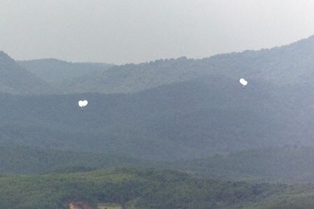 韓国の国会議員は２５日、北朝鮮がごみをぶら下げた風船を韓国側に飛ばしたことによる混乱で、首都ソウルの２つの空港では６月以降滑走路がたびたび閉鎖される事態になっていると指摘した。写真は北朝鮮からとみられる風船。５日撮影。提供写真（2024年 ロイター/ Yonhap via REUTERS）