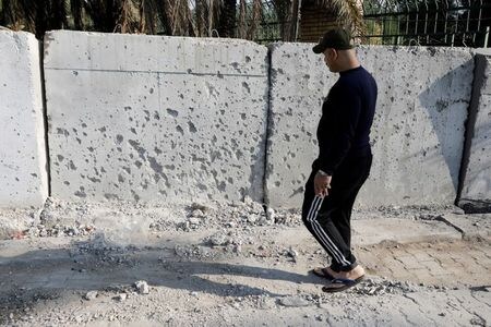米政府の国家安全保障チームは２３日、イラクの首都バグダッドの旧米軍管理領域（グリーンゾーン）にロケット弾が撃ち込まれたことを受け、トランプ大統領に提案する一連の対応策で合意した。写真は１１月に攻撃があったグリーンゾーンの現場（２０２０年　ロイター/KHALID AL-MOUSILY）
