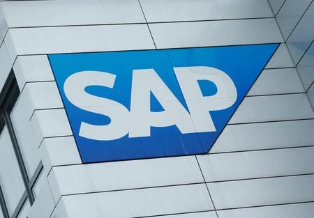 １０月２６日、統合基幹業務システム（ＥＲＰ）大手、ドイツのＳＡＰは、クラウド型に全面移行すると表明し、中期の利益率目標を取り下げた。写真はＳＡＰのロゴ。独ヴァルドルフで２０１７年１月撮影（２０２０年　ロイター/Ralph Orlowski）