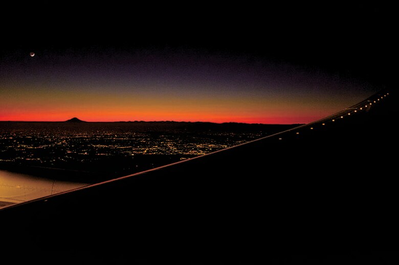 三日月と富士、関東平野（2017年）　　葛飾北斎『富嶽三十六景　神奈川沖浪裏』へのオマージュ。日本人の祖父の影響を強く受け、日本特有の美的理念が作品の根底に流れる