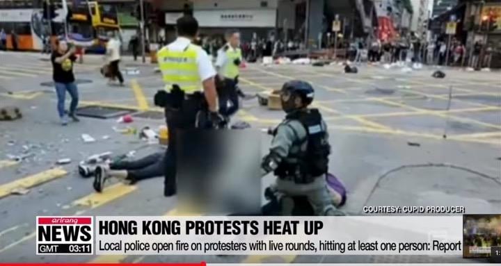 香港のメディアが伝えたところによると、香港で警官がデモ隊に実弾を発砲し、１人が重体になった。写真は発砲直後とされる映像より。ARIRANG NEWS / YouTube
