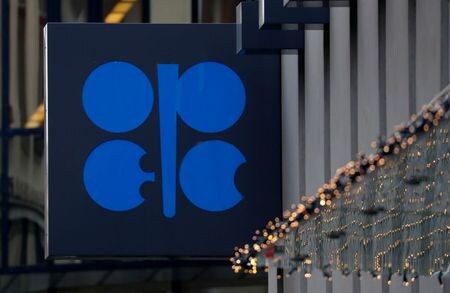 石油輸出国機構（ＯＰＥＣ）加盟国と非加盟の主要産油国で構成される「ＯＰＥＣプラス」の１２月の減産順守率が９９％になったと、関係者２人が２１日、ロイターに述べた。ウィーンで２０１９年１２月撮影（２０２１年　ロイター/Leonhard Foeger）