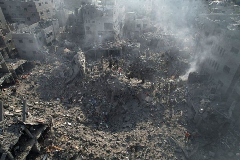 イスラエル軍は2日、イスラム組織ハマスが実効支配するパレスチナ自治区ガザ北部にある主要都市ガザ市を包囲したと発表した。一方、ハマスは地下トンネルから一撃離脱攻撃を行っている。ガザ地区で撮影（2023年　ロイター／Mohammed Fayq Abu Mostafa）