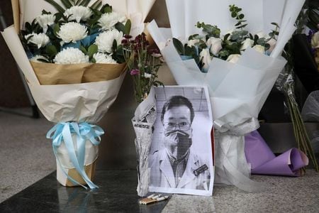 　中国湖北省武漢市での新型コロナウイルス感染拡大について当局に先んじて警鐘を鳴らして処分され、自身も感染した同市の李文亮医師が死去してから７日で１年になる。２０２０年２月武漢で撮影（２０２１年　ロイター/ストリンガー）
