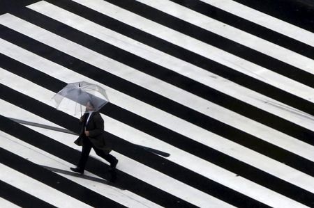 　内閣府が１４日に発表した１２月の景気ウオッチャー調査では、景気の現状判断ＤＩが３９．８で、前月比０．４ポイント上昇し、２カ月連続の上昇となった。横ばいを示す５０の水準は２４カ月連続で下回った。写真は２０１６年に都内で撮影（２０２０年　ロイター/Yuya Shino）