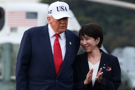 2025年10月、横須賀の米海軍基地を訪問する高市首相とトランプ米大統領。REUTERS/Evelyn Hockstein