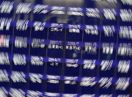 　７月１７日、７月のロイター企業調査で、株式を上場することの影響を聞いたところ、メリットがデメリットを上回るとの回答が５４％と半数を超えた一方で、デメリットがメリットを上回ると答えた企業も２０％に上った。都内の株価ボード前で２０２０年１０月撮影（２０２５年　ロイター/Issei Kato）