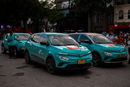 　ベトナムの電気自動車（ＥＶ）メーカー、ビンファストが１６日発表した２０２５年第４・四半期決算は、純損益が３５兆２０００億ドン（１３億４０００万ドル）の赤字となり、赤字幅は前年同期比４６．５％拡大した。写真はビンファストのＥＶタクシー。ハノイで昨年８月撮影（２０２６年　ロイター／Athit Perawongmetha）