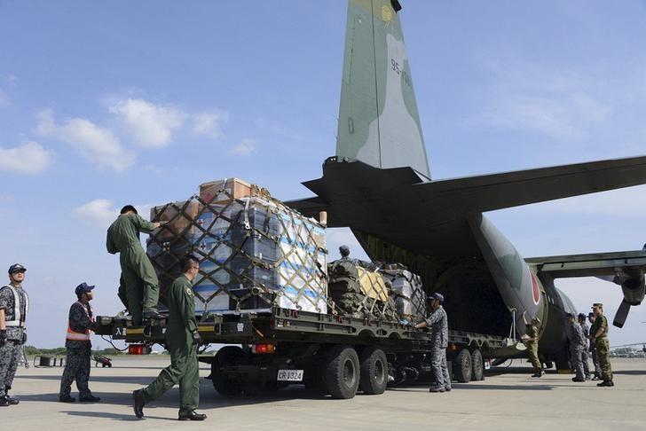 加藤勝信官房長官は23日、イスラム主義組織タリバンが実権を掌握したアフガニスタンに残る日本人らを退避させるため、自衛隊機を同国に派遣する方針を表明した。 写真はネパール地震の被災地へ運ぶ物資をC130輸送機に積み込む日本の自衛隊。2015年4月、埼玉県の入間基地で撮影（2021年　 REUTERS/Joint Staff of the Defence Ministry of Japan/Handout via Reuters）