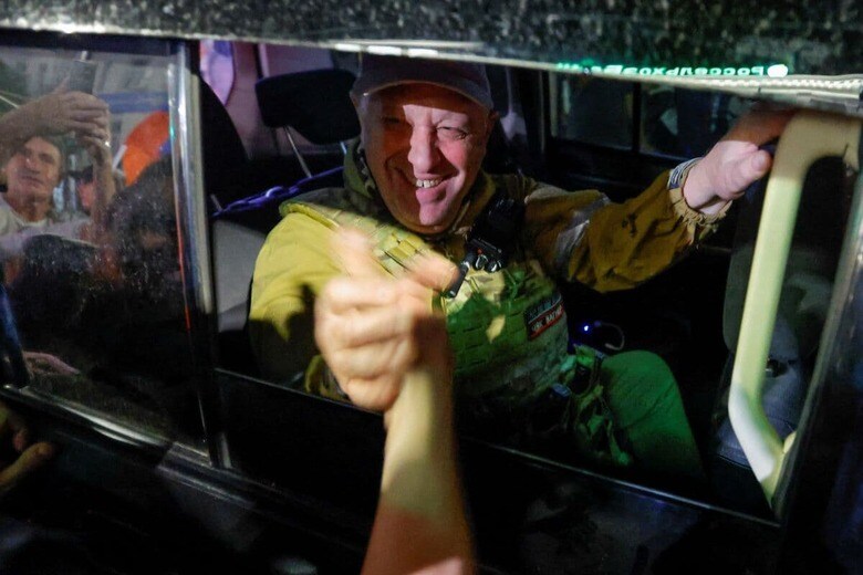 ワグネルが制圧したロシア軍の南部軍管区司令部から去るプリゴジン（6月24日）　Alexander Ermochenko-Reuters