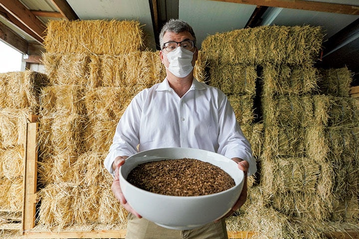 動物実験で作った堆肥のサンプルを手にする筆者　AP/AFLO