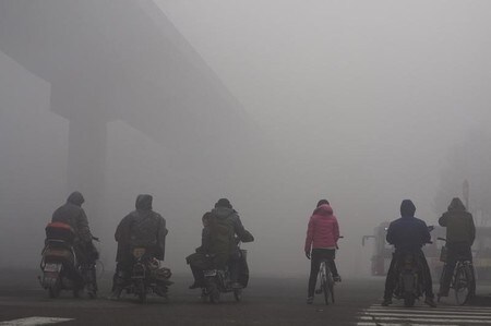 　１２月２６日、中国北部で前週、大気汚染が深刻化したことを受け、河北省は対策を強化する方針を明らかにした。写真はスモッグで曇った河北省石家荘市で昨年１２月撮影。提供写真（２０１６年　ロイター）