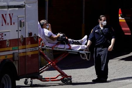 米ニューヨーク州のクオモ知事は６日、同州の新型コロナウイルス感染者の入院が減少し、死者の増加が横ばいになったと述べた。ニューヨーク市クイーンズ地区で撮影（２０２０年　ロイター/Eduardo Munoz）