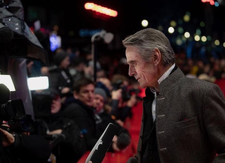 ベルリン国際映画祭2020のレッドカーペットを歩く国際審査委員長を務めた俳優のジェレミー・アイアンズ。このときはコロナ・パンデミックの直前だった。&copy;Berlinale 2020