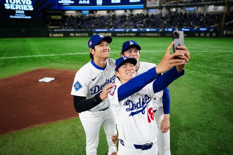 開幕2連勝後にグラウンドで記念撮影を行う大谷、山本、佐々木（3月19日、東京ドーム）Daniel Shirey/MLB Photos via Getty Images