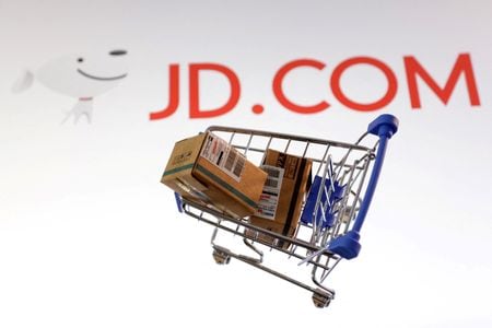 　５月１３日、中国電子商取引（ＥＣ）大手、京東集団（ＪＤドット・コム）が発表した２０２５年第１・四半期売上高は、前年同期比１５．８％増の３０１０億８０００万元（４１８億２０００万ドル）で、ＬＳＥＧのデータに基づくアナリスト予想の２８９２億２０００万ドルを超えた。写真は同社のロゴとショッピングカートのイメージ。２月撮影（２０２５年　ロイター/Dado Ruvic）
