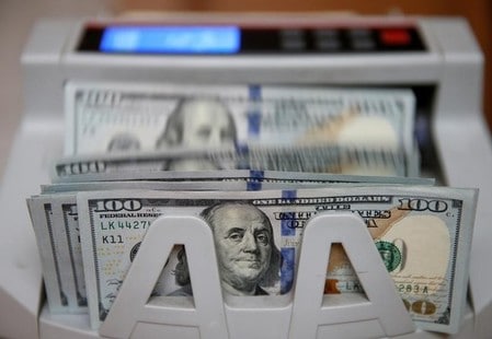 　４月１２日、正午のドル／円は、前日ニューヨーク市場午後５時時点と比べ、ドル安／円高の１０９．４９／５１円だった。シリアや北朝鮮をめぐる地政学リスクへの警戒感が継続し、ドル／円の上値を抑えた。写真はキエフで昨年１０月撮影（２０１７年　ロイター／Valentyn Ogirenko）