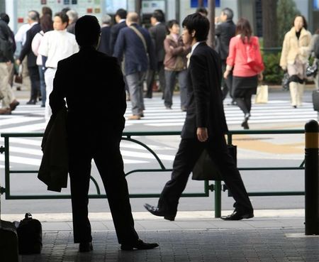 　６月１５日、政府は６月の月例経済報告で、国内景気の基調判断について「緩やかな回復基調が続いている」との表現を据え置いた。設備投資については上方修正し、「このところ持ち直しの動きがみられる」とした。都内で２００９年１１月撮影（２０１５年　ロイター/Kim Kyung Hoon）