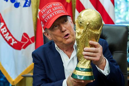 ２０２６年に米国などで開催されるサッカー・ワールドカップ（Ｗ杯）について発表するトランプ米大統領。ホワイトハウスで8月撮影。REUTERS/Jonathan Ernst/File Photo