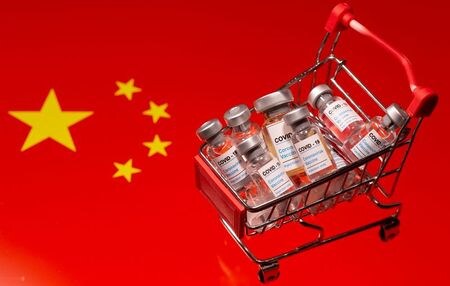 欧米で開発された新型コロナウイルスワクチンを巡って、中国の国営メディアがこのところ批判を強めている。写真はイメージ。昨年１１月撮影（２０２１年　ロイター/DADO RUVIC）