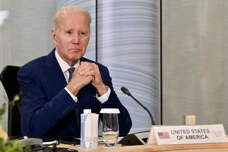 　５月２１日、バイデン米大統領は、主要７カ国首脳会議（Ｇ７広島サミット）から米国への帰路にマッカーシー下院議長（共和党）と電話会談し、連邦債務上限引き上げを巡り「生産的」な協議を行った。広島で２０日、代表撮影（２０２３年　ロイター）