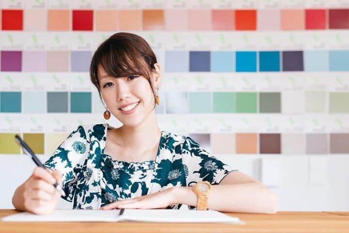色彩資格を学ぶ女性