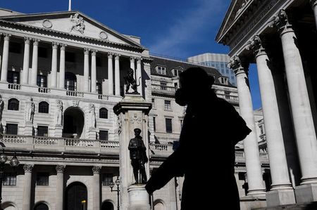 イングランド銀行（英中央銀行）のベイリー総裁は３日、企業を気候変動対策に向かわせるために、英中銀が保有している社債をどのように活用するかについて数日内に発表すると述べた。２０２０年３月撮影（２０２１年　ロイター/Toby Melville）