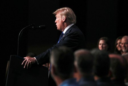 　１０月２日、トランプ米大統領が両親の脱税を手助けし、一族の富を蓄積していた疑いがあると、米紙ニューヨーク・タイムズが報じた。ペンシルベニア州フィラデルフィアで撮影（２０１８年　ロイター/JONATHAN ERNST）