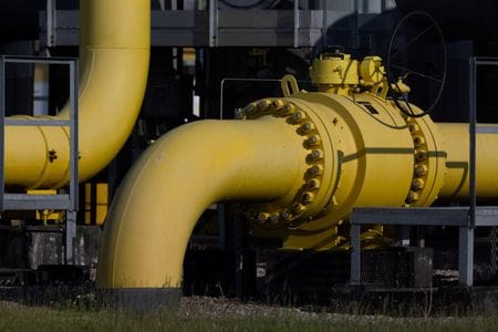 　ポーランド国営製油会社・ＰＫＮオルレンは１２月２２日、エネルギー危機を抑制するため、欧州連合（ＥＵ）はガス価格に上限を設けたが、これは市場にとってプラスになり、価格変動が軽減される可能性があると述べた。写真はポーランドのガス圧縮機ステーション。５月２３日にブウォツワベク近郊で撮影（２０２２年　ロイター/Kacper Pempel）