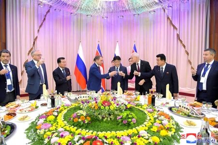 　北朝鮮国営の朝鮮中央通信（ＫＣＮＡ）は１１月１５日、ロシアのコズロフ天然資源相率いる代表団が平壌を訪問していると報じた。写真は同相と代表団ら。１４日、平壌で撮影されたＫＣＮＡ提供写真（２０２３年　ロイター）