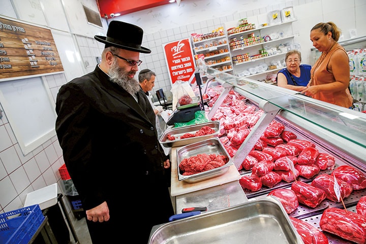 コーシャ認定機関のラビが食料品店で販売される肉を調べる　Baz Ratner-REUTERS