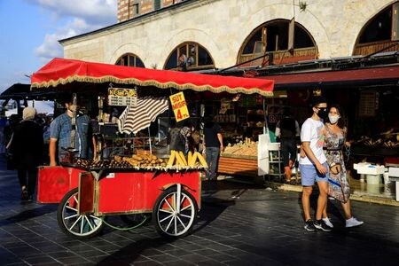 　仕立職人のフセイン・ゴクソイさん（写真）は、新型コロナウイルスの感染拡大が最悪の状態にあった時期、飢えに直面するのではないかという強い不安に駆られ、短期間ながらヘルニアで起き上がれなくなってしまった。写真はイスタンブールの市場で、客を待つ屋台。９日撮影（２０２０年　ロイター/Umit Bektas）